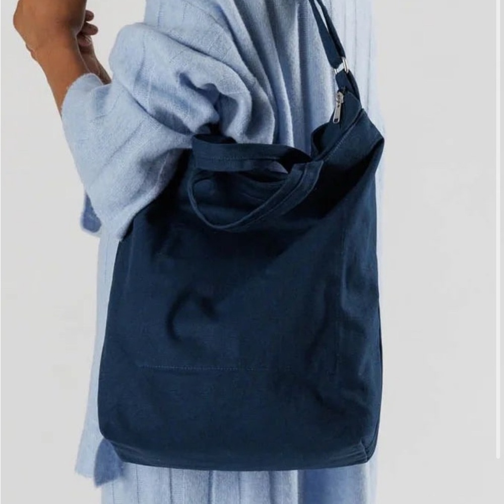 BAGGU Duck Bag in Navy (No zip)